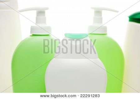 Envases cosméticos, aislados en blanco