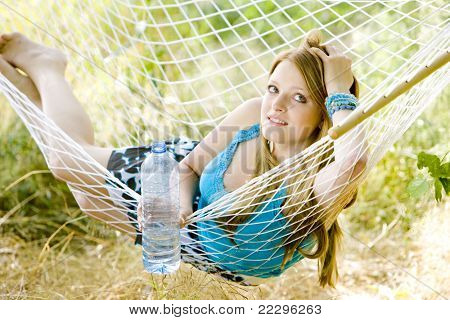 해먹에 휴식 하는 여자