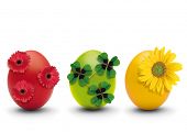 três ovos coloridos com natureza-decoração