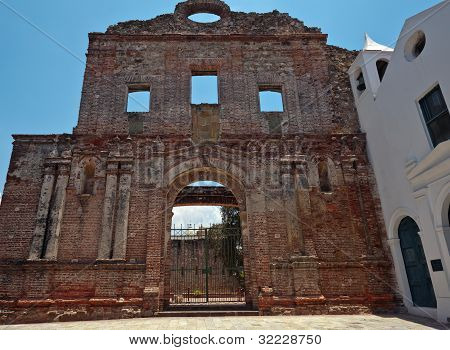 Le rovine della Chiesa e del convento di Santo Domingo a Panama City