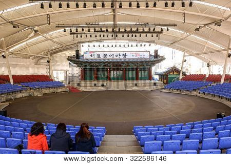 Seoul, South Korea - April 8, 2019 : Tourist Wait For Acting In Seoul Yard For Tradition Play Hall A