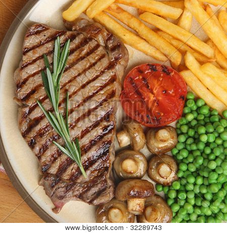 Cena di bistecca filetto di manzo alla griglia con patatine fritte.