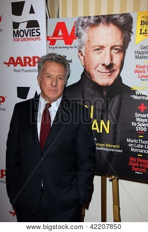 LOS ANGELES - 12 Şubat: Dustin Hoffman Grownups Ödülleri öğle yemeği için AARP sinemada geldi