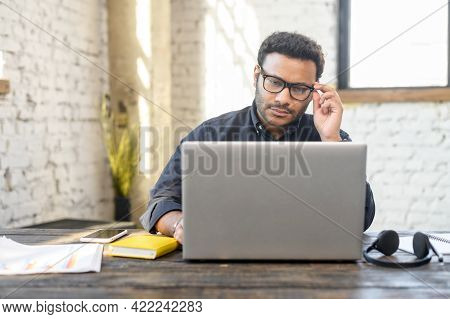 Inteligente Indian Mixed Race Man Typing On The Keyboard, Male In Smart Casual Shirt And Stylish Eye