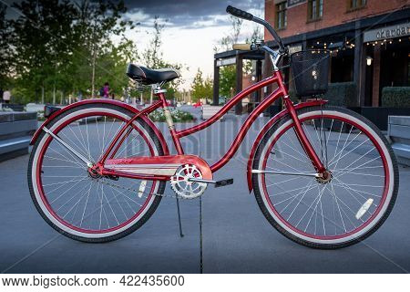 Calgary Alberta Canada, May 30 2021: A Ladies Huffy Cruiser Bicycle Parked On A Pathway At East Vill