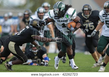 Wien, Itävalta - 21. huhtikuuta RB Tunde Ogun (#1 lohikäärmeet) puututaan Sakkeus Mccaskill (#3 Rangers)