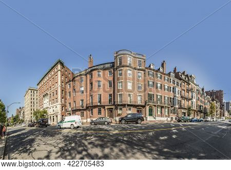 Boston, Usa - Sep 13 2017: Older Elegant Luxury Apartments In Beacon Hill Area. Beacon Hill Is The M