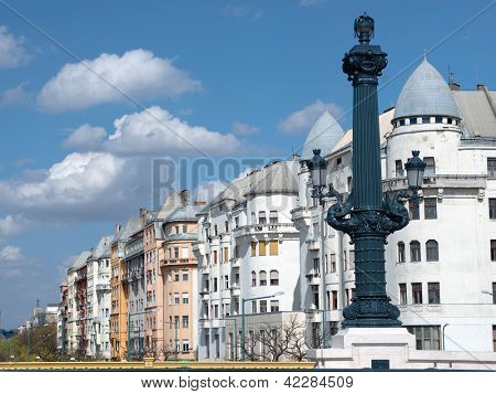 Budapest: lampione artistico sul ponte delle catene e la tipica architettura di palazzi su riv il Danubio