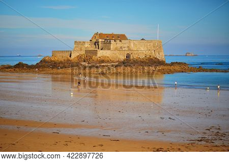 Scenic View Of Sillon Beach And And Fort National In Saint-malo, Brittany, France