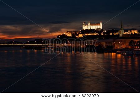 Castelo de Bratislava à noite