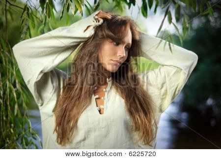 Laisse pensive belle jeune femme dans le saule