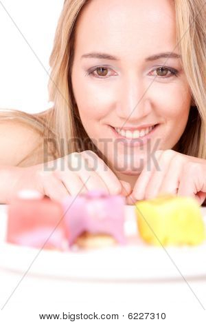 Donna attraente con una torta