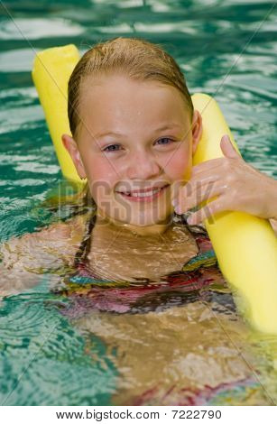 Blond meisje met een piepschuim Noodle