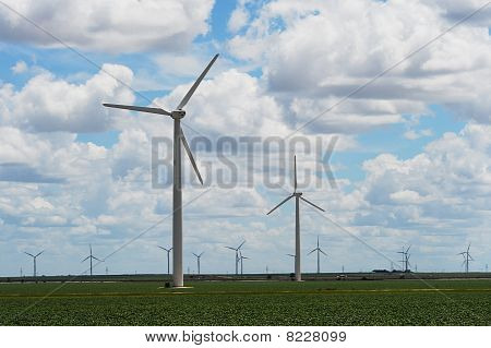 Hoge moderne windturbines.