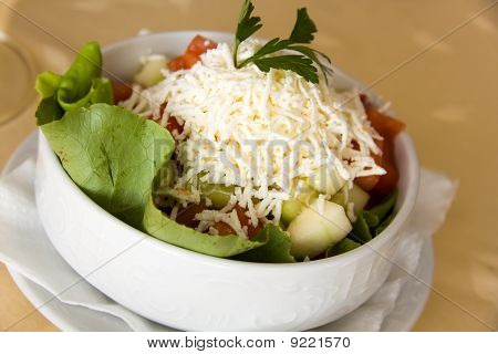 Servische Gourmet salade met tomaat, komkommer en wreef kaas