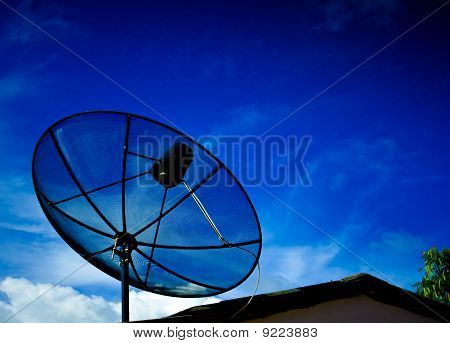 Parabola satellitare nera con cielo blu