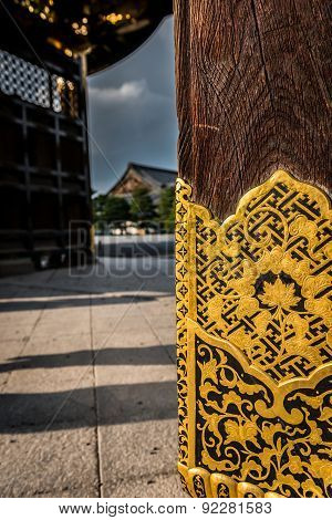 Wood texture and golden ornate cap