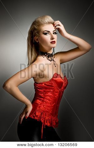 Donna sexy vamp con acconciatura creativa