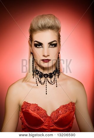 Donna sexy vamp con creative hairstyle e make-up