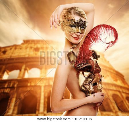 Smuk kvinde foran Colosseum (Rom, Italien)