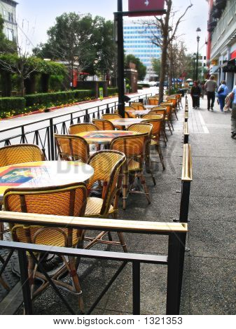 Straßencafé am bewölkten Tag