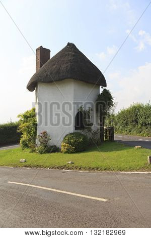 Hexagonal two-storey thatched toll house built around 1793 and served as a toll house when turnpikes were in use.A pouch hung on a hook over the door was used by coach drivers to pay the toll.
