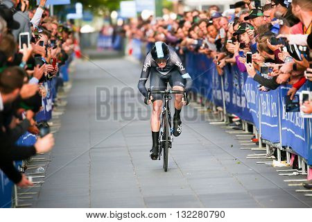 MELBOURNE, AUSTRALIA - FEBRUARY 3: Chris Froome sprints to the finish line on the Prologue stage on the first day of the Jayco Herald Sun Tour 2016