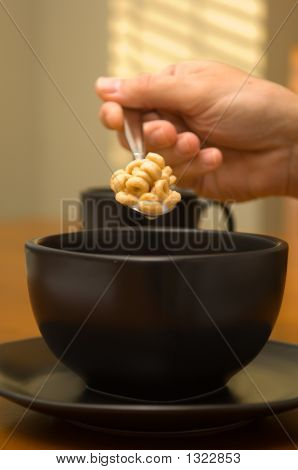 Colazione composta da cereali con latte e caffè con panna