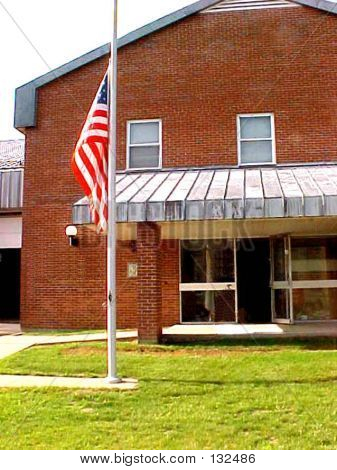 Vorne ein Municipal Building-Flag an das halbe Personal