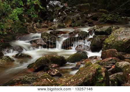 Skotlannin Stream käynnissä yli Rocks