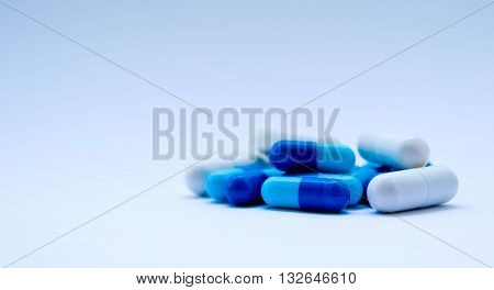 tablets, blue and blue, the blue background is similar to the sky, it is easier to breathe when it is healthy, pleasure, simplification, bright future