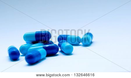 tablets, blue and blue, the blue background is similar to the sky, it is easier to breathe when it is healthy, pleasure, simplification, bright future