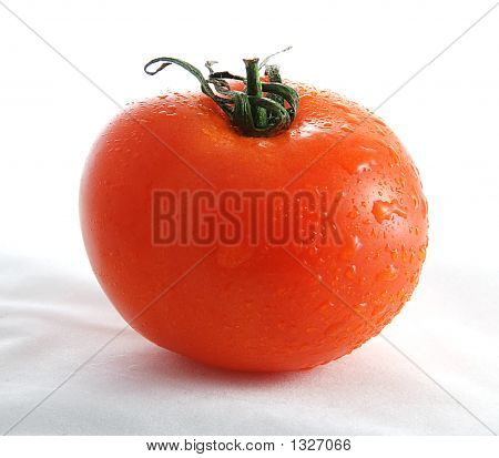 Pomodoro spruzzato con acqua