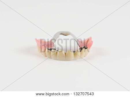 Clasp Prosthesis With And Latch Ceramic Crowns