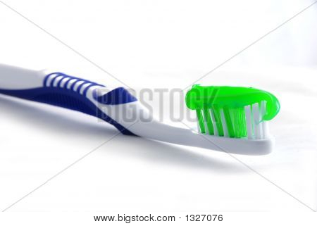 Spazzolino da denti con dentifricio