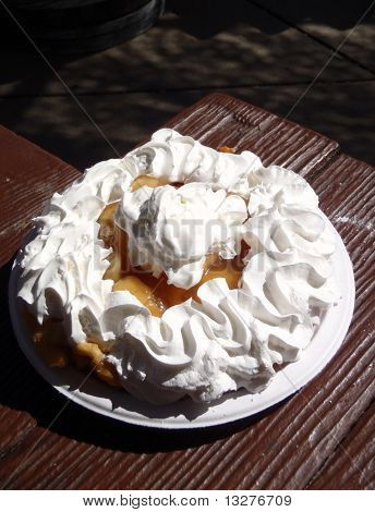Pastel de embudo en una mesa de Picnic en un parque
