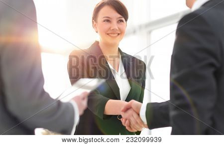 Businesswoman shaking hands with a businssman during a meeting