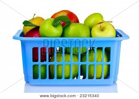 Gruppe af friske modne æbler i boksen isoleret på hvid