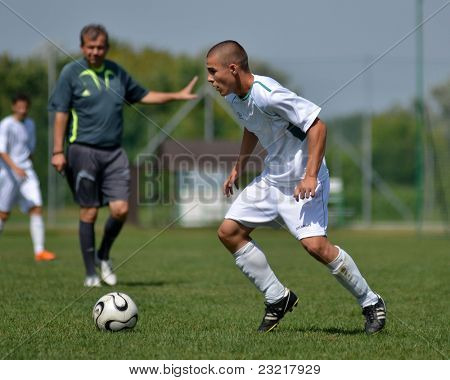 KAPOSVAR, Ungheria - 5 settembre: Attila Kovacs (bianco 11) in azione presso le Champi nazionale ungherese