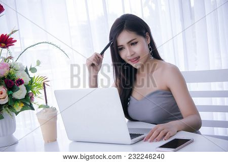 Smart Girl's Working On Notebook , Workingwoman Using Laptop In The Room