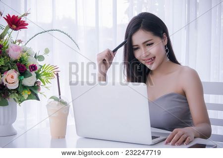 Smart Girl's Working On Notebook , Workingwoman Using Laptop In The Room