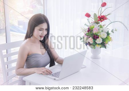Smart Girl's Working On Notebook , Workingwoman Using Laptop In The Room