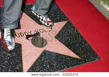 LOS ANGELES - Eylül 7: Buddy Holly Star, Gary Busey'nın ayakları ve gözlük Buddy Holly yürümek o yönü