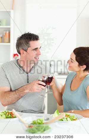 Toasting คู่มีความสุขกับ redwine ที่โต๊ะอาหาร
