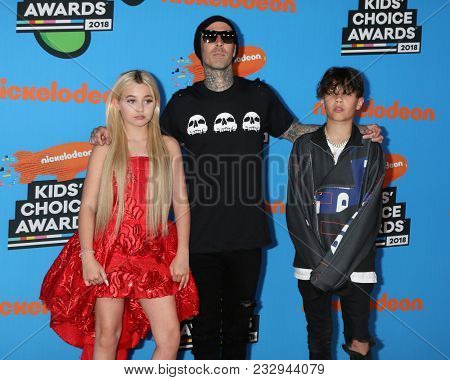 LOS ANGELES - MAR 24:  Alabama Barker, Travis Barker, Landon Barker at the 2018 Kid's Choice Awards at Forum on March 24, 2018 in Inglewood, CA