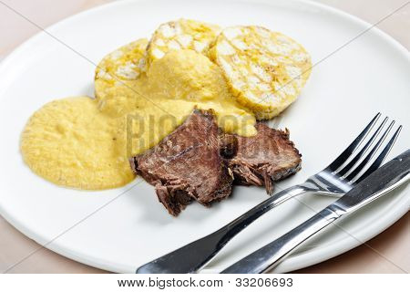 filetto di manzo su crema con gnocchi