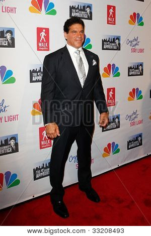 NEW YORK, NY - 20 de maio: o ator Lou Ferrigno atende o final de 'Aprendiz de celebridade' ao vivo no Ameri