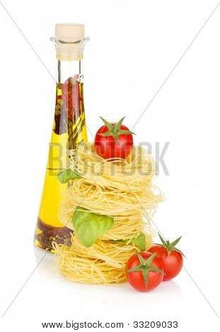 Pasta, tomater, basilikum og olivenolie. Isoleret på hvid baggrund