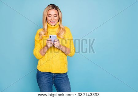 Photo Of Amazing Blond Lady Holding Telephone Hands Texting Comments Feednews Wear Knitted Yellow Pu