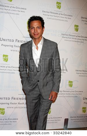 LOS ANGELES - 21 de maio: Benjamin Bratt chega a amigos Unidos 2012 da Gala crianças no ser